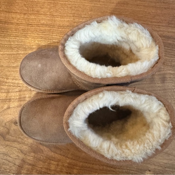 UGG Kids' Classic Short II Water Resistant Shearling Boot Chestnut Brown Size 2 - Picture 3 of 12